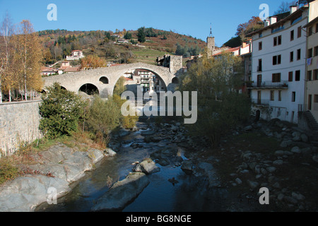 Camprodon. Blick auf die neue Brücke (Pont Nou) am Fluss ter Catalonia. Spanien. Stockfoto
