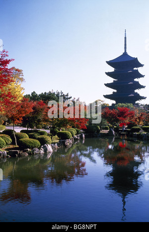 Orientalischer Garten im Herbst in den Bezirken TOJI Tempel. Edo-Zeit. Japan. Stockfoto