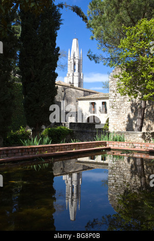 Stiftskirche Sant Feliu Glockenturm und Reflexion Stockfoto