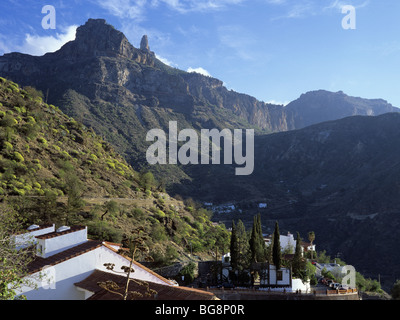 Tejeda, Gran Canaria, Kanarische Inseln, Spanien, Europa. Blick über Dorf Dächer zum Roque Nublo (Cloud Rock) 1813m hoch Stockfoto