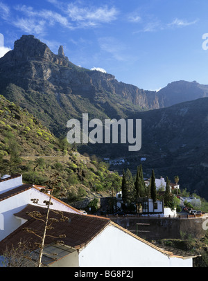 Tejeda, Gran Canaria, Kanarische Inseln, Spanien, Europa. Blick über Dorf Dächer zum Roque Nublo (Cloud Rock) 1813m hoch Stockfoto