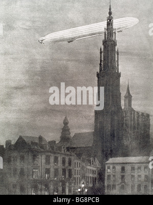 ERSTER WELTKRIEG (1914-1918). Erste deutsche Zeppelin über Antwerpen der Nacht des 25. August mehrere Bomben. Stockfoto