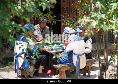 Dorfbewohner spielen Mahjong in Baisha Dorf in der Nähe von Lijiang Stockfoto