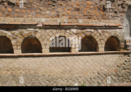 Römische Kunst. Ostia Antica. Hafenstadt des antiken Roms. Kolumbarium mit Nischen für Urnen. Italien. Europa. Stockfoto