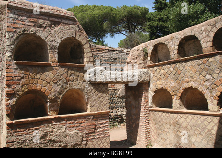 Römische Kunst. Ostia Antica. Hafenstadt des antiken Roms. Kolumbarium mit Nischen für Urnen. Italien. Europa. Stockfoto