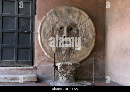 Römische Kunst. La Bocca della Verita "Den Mund der Wahrheit". Antike Skulptur oder Maske aus Marmor. Ich Jahrhundert n. Chr. Stockfoto