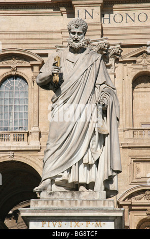 Der Apostel St. Peter hält die Schlüssel. Die Statue. Platz von Sant Peter. Stadt des Vatikans. Stockfoto