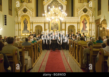 BUDAPEST-Oktober 6: Mitglieder der junge Chor erst ausführen auf eine griechisch-katholische Kirche (Dirigent: Volodimir Volontir) Stockfoto