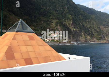 moderne architektonische Pyramide geformt Dach eines Hauses an der Südküste von Madeira, Portugal, Nordeuropa. Foto: Willy Matheisl Stockfoto