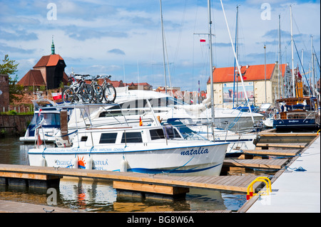 Yachten in der Marina Gdansk, Polen fixiert auf schwimmenden Bühnen am Fluss Moltlawa | Yachthafen-Danzig Stockfoto