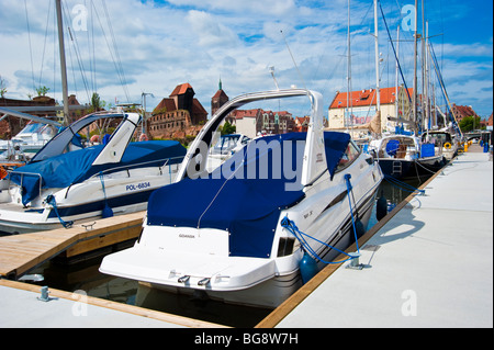 Yachten in der Marina Gdansk, Polen fixiert auf schwimmenden Bühnen am Fluss Moltlawa | Yachthafen-Danzig Stockfoto