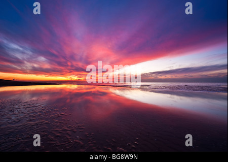 wilde Sonnenuntergang an der holländischen Küste in Callantsoog Niederlande Stockfoto