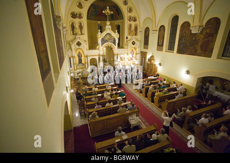 BUDAPEST-Oktober 6: Mitglieder der junge Chor erst ausführen auf eine griechisch-katholische Kirche (Dirigent: Volodimir Volontir) Stockfoto