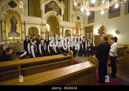 BUDAPEST-Oktober 6: Mitglieder der junge Chor erst ausführen auf eine griechisch-katholische Kirche (Dirigent: Volodimir Volontir) Stockfoto