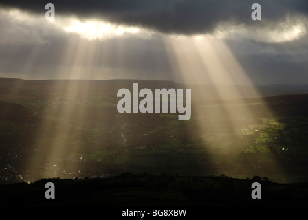 Sonnenstrahlen in der Usk Valley, Wales Stockfoto