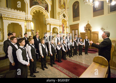 BUDAPEST-Oktober 6: Mitglieder der junge Chor erst ausführen auf eine griechisch-katholische Kirche (Dirigent: Volodimir Volontir) Stockfoto