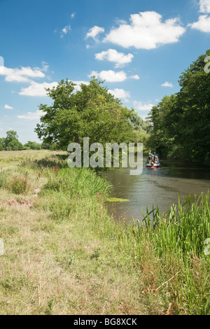 Kahn über den Fluss Kennet und Kennet und Avon Kanal an Calcot in der Nähe von Reading, Berkshire, Uk Stockfoto