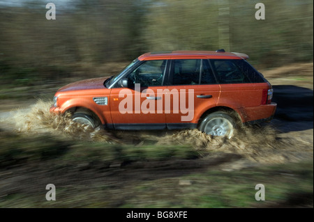 Range Rover Sport 4 x 4 fahren auf einem Waldweg im winter Stockfoto