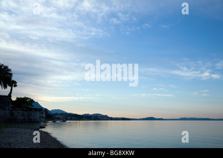 Morgendämmerung über Lago Maggiore im Hochsommer, das Licht ist rosa und blau und weiß gemischt in Wunder Stockfoto