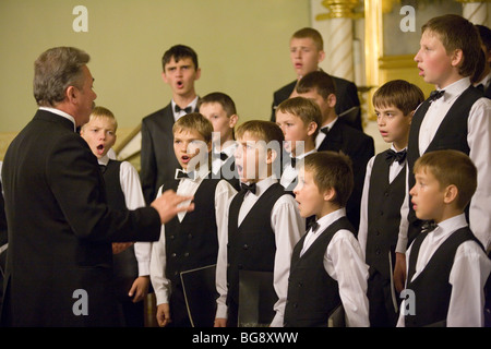 BUDAPEST-Oktober 6: Mitglieder der junge Chor erst ausführen auf eine griechisch-katholische Kirche (Dirigent: Volodimir Volontir) Stockfoto