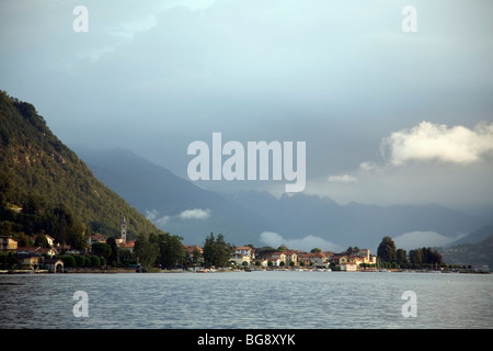 Dämmerung über Lago d ' Orta mit Blick auf Pella; Es ist der stürmischen Teil des Sommers in der Region von Nord-Italien Stockfoto