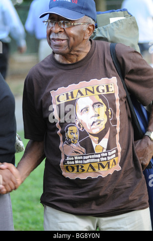 Älterer afroamerikanische Mann Unterstützer von Barrack Obama Präsidentschaftskandidat, glücklich lächelnd an Kampagne Rallye GAP Hemd Stockfoto