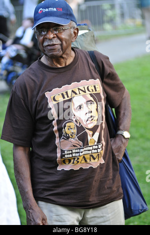 Älterer afroamerikanische Mann Unterstützer von Barrack Obama Präsidentschaftskandidat, glücklich lächelnd an Kampagne Rallye GAP Hemd Stockfoto