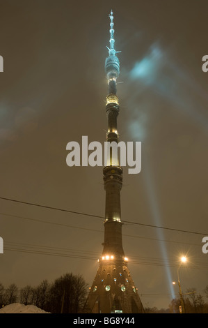 Moskau tv Turm Ostankino, Nacht, sehr Nebel Stockfoto