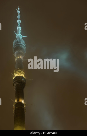 Moskau tv Turm Ostankino, Nacht, sehr Nebel Stockfoto