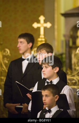 BUDAPEST-Oktober 6: Mitglieder der junge Chor erst ausführen auf eine griechisch-katholische Kirche (Dirigent: Volodimir Volontir) Stockfoto