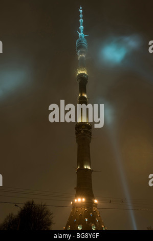 Moskau tv Turm Ostankino, Nacht, sehr Nebel Stockfoto