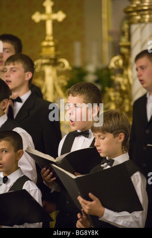 BUDAPEST-Oktober 6: Mitglieder der junge Chor erst ausführen auf eine griechisch-katholische Kirche (Dirigent: Volodimir Volontir) Stockfoto