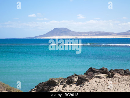 Blick vom Isla de Lobos auf Fuerteventura, Corralejo Dünen Naturpark, erloschenen Vulkans Montaña Roja Stockfoto