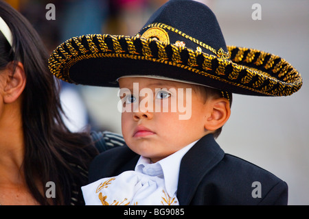 Junge gekleidet in einem Mariachi Kostüm auf dem Festival Saint Cecilia im Plaza Garibaldi-Mexiko-Stadt Stockfoto