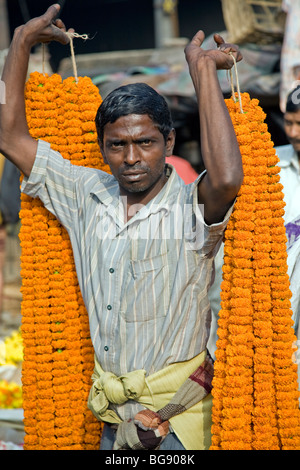 Indische Männer mit Blumengirlanden. Blumenmarkt. Kalkutta (Kolkata) Stockfoto