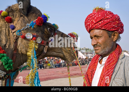 Indischer Mann und sein Kamel. Bikaner Camel Festival. Rajasthan. Indien Stockfoto