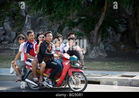 Moto-Taxi voll beladen. Prachuap Khiri Khan. Thailand Stockfoto