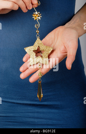 Person, die Weihnachtsdekorationen Stockfoto