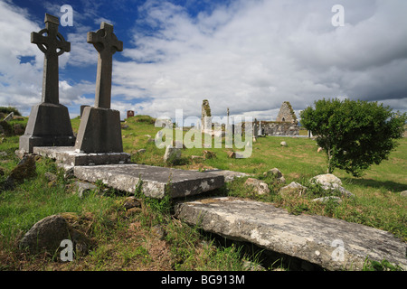 Keltische Kreuze und eine dachlose Kirche auf dem Friedhof Carna, Connemara, Irland Stockfoto