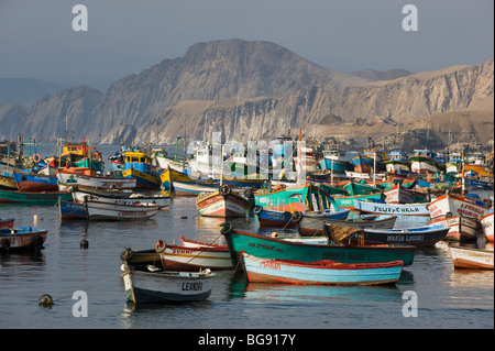 Angelboote/Fischerboote im Hafen, Pucusana, PERU Stockfoto