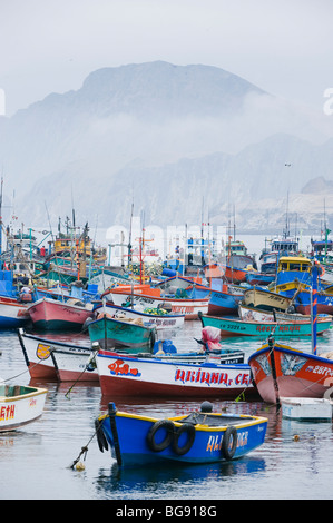 Angelboote/Fischerboote im Hafen, Pucusana, Peru Stockfoto