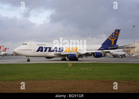 Atlas Air Boeing 747-200F Frachtflugzeug rollt für den Abflug Stockfoto