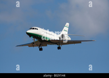 Dassault Falcon 2000 Business Jet fliegen auf Ansatz in einem blauen Himmel Stockfoto