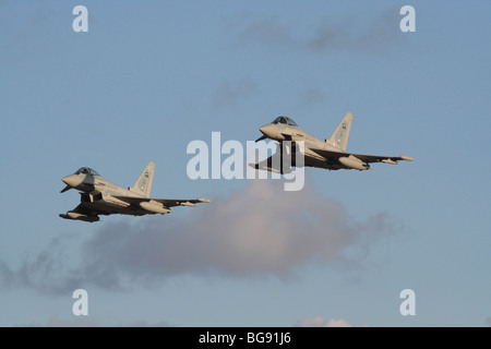 Moderne militärische Luftfahrt. Zwei Royal Saudi Air Force Eurofighter Typhoon Kampfjets fliegen in Formation in der Luft vor blauem Himmel Stockfoto