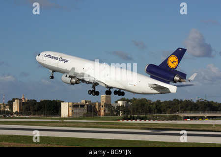 Luftfrachtverkehr. Lufthansa Cargo MD-11F Commercial Jet Plane auf Start von Malta. Freihandel im EU-Binnenmarkt. Stockfoto