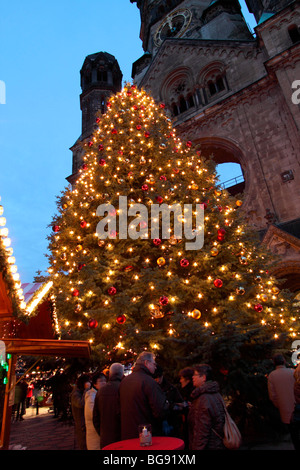 Hauptstadt Berlin. Stadt-Weihnachtsmarkt auf dem Breitscheidplatz. Weihnachtsbaum und der Kaiser - Wilhelm - Gedaechtniskirche Stockfoto