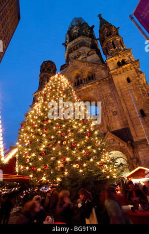 Hauptstadt Berlin. Stadt-Weihnachtsmarkt auf dem Breitscheidplatz. Weihnachtsbaum und der Kaiser - Wilhelm - Gedaechtniskirche Stockfoto