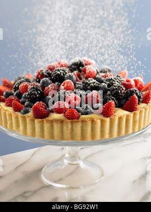 Frischen gemischten Beeren Torte mit Puderzucker fallen Stockfoto