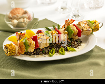 Gegrillter Fisch Garnele Hummer Spieß mit Gemüse auf Wildreis Stockfoto