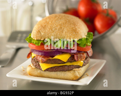 Bacon Cheeseburger Chiabatta Sandwich-Küche-Einstellung Stockfoto